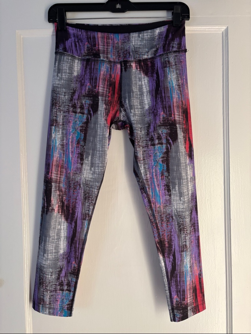Beyond Yoga Women’s Mid Rise Purple, Gray‎ & Pink BrushstrokeCapri Leggings. EUC